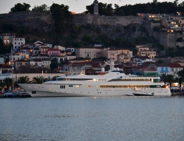 Ναύπλιο «ψηφίζει» για τις διακοπές της η Βασίλισσα του Μπαχρέιν (βίντεο)